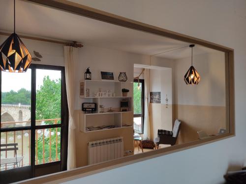 espejo grande en la sala de estar con espejo en A los Ojos del Río Duero, en Zamora