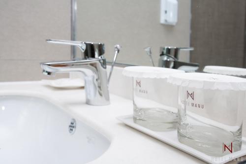 فندق مانو سيول في سول: منضدة الحمام مع المغسلة والزجاج