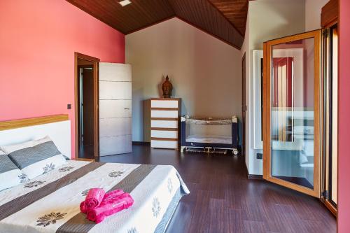 A bed or beds in a room at Gándara Chalet