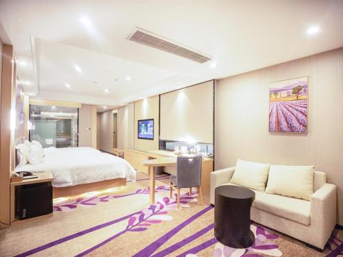 ein Hotelzimmer mit Bett und Schreibtisch in der Unterkunft Lavande Hotel Fangchenggang Administrative Center in Gongche