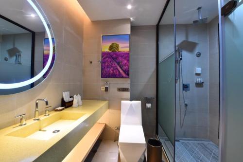 Et badeværelse på Lavande Hotel Huizhou High-speed Railway South Station Wanlian Square