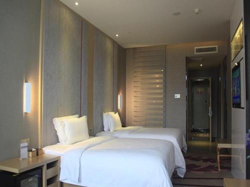 a hotel room with two beds in a room at Lavande Hotel Yinchuan Railway Station Wanda in Yinchuan