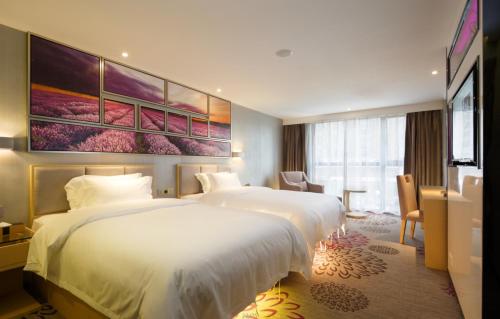 A bed or beds in a room at Lavande Hotel Huizhou Nan Station Wanda Square