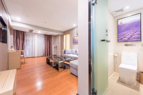 Ένα μπάνιο στο Lavande Hotel HeYuan Wanlong City