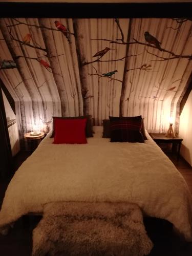 - une chambre dotée d'un grand lit avec des oiseaux sur le mur dans l'établissement Lait & Lit, à Triqueville