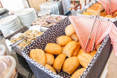 a basket of bagels sitting on a table at Hotel Londri Star in Londrina