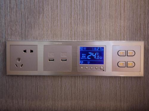 a control panel on the wall of an elevator at Lavande Hotel Urumqi High-speed Railway wanda plaza in Ürümqi