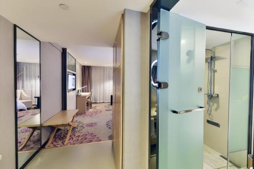Een badkamer bij Lavande Hotel Xining Haihu New District Wanda Plaza
