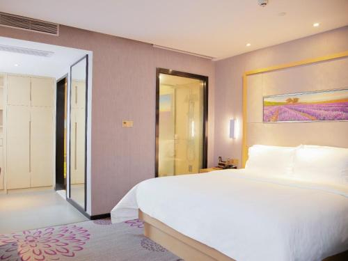 A bed or beds in a room at Lavande Hotel Dongguan Humen Square