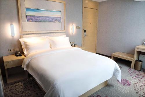 Postel nebo postele na pokoji v ubytování Lavande Hotel Dongguan Humen Square