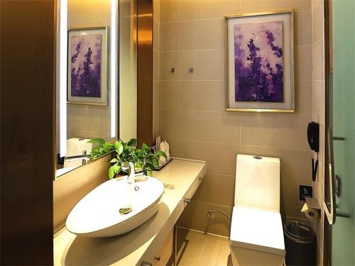 Bathroom sa Lavande Hotel Turpan Grand Cross