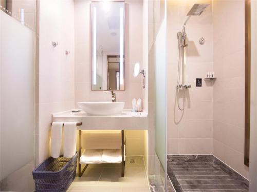 Ett badrum på Lavande Hotel HeYuan Dongyuan