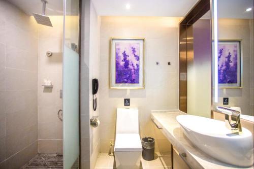 Kupatilo u objektu Lavande Hotel Changji Changning Road