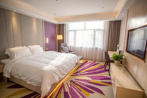 A bed or beds in a room at Lavande Hotel Changji Changning Road