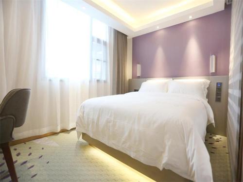 Postel nebo postele na pokoji v ubytování Lavande Hotel Guilin Longsheng
