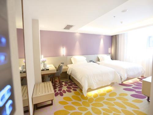 Postel nebo postele na pokoji v ubytování Lavande Hotel Guilin Longsheng