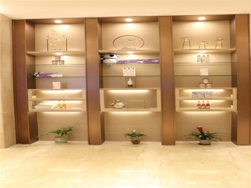 a room with shelves with some plants in it at Lavande Hotel Dongguan Houjie Convention Cente Shanmei subway station in Dongguan