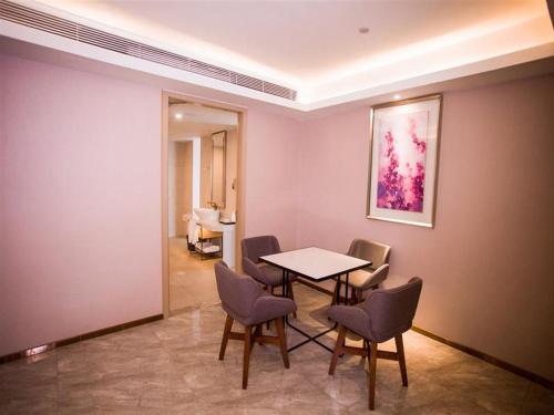 a dining room with a table and chairs at Lavande Hotel Dongguan Houjie Convention Cente Shanmei subway station in Dongguan