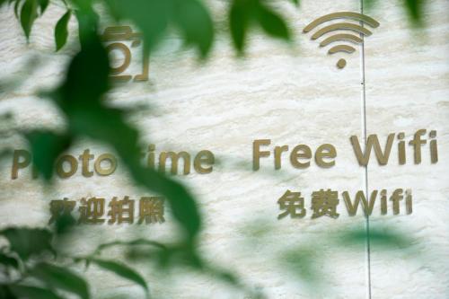 a wall with a sign that says photo line free wifi at Lavande Hotel Heyuan Longchuan in Longchuan