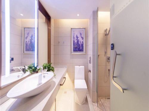 ห้องน้ำของ Lavande Hotel Heyuan Longchuan