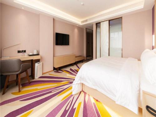 เตียงในห้องที่ Lavande Hotel Heyuan Longchuan