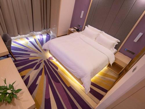 En eller flere senge i et værelse på Lavande Hotel Bazhong Fortune Center