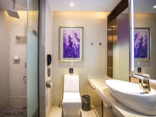 Ένα μπάνιο στο Lavande Hotel Yibin University City Exhibition Center