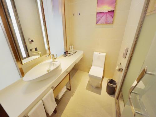 Lavande Hotel Xingyi Jushan Avenue tesisinde bir banyo