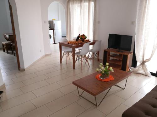TV a/nebo společenská místnost v ubytování Seashell Apartments