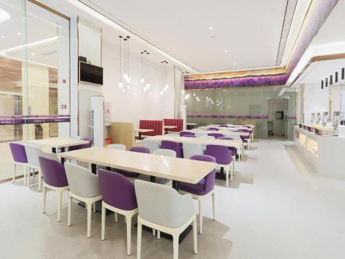 東莞市にあるLavande Hotel Dongguan Liaobu Centerのダイニングルーム(テーブル、紫色の椅子付)