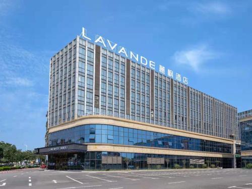 un gran edificio con un cartel encima en Lavande Hotel Luzhou Wanda Plaza Southwest Commercial City, en Luzhou