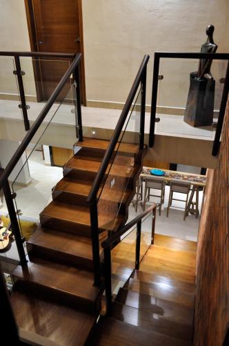 a staircase in a house with a table and a bench at Cabaña Quinta Gaes Spa in Mazamitla