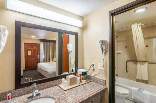 A bathroom at Glenridge Inn Glendale - Pasadena