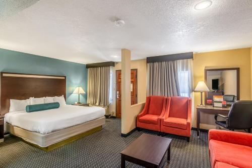 Habitación de hotel con cama y silla en Glenridge Inn Glendale - Pasadena en Glendale