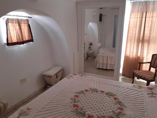 ファザーノにあるappartamento butterflyのベッドルーム1室(ベッド1台、鏡付)、