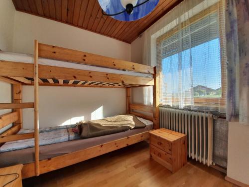 מיטה או מיטות קומותיים בחדר ב-Landgasthof Waldesruh