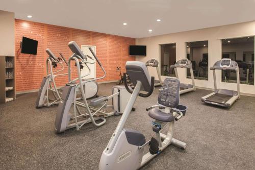 a gym with several exercise bikes and tread machines at La Quinta by Wyndham Aguascalientes in Aguascalientes
