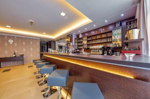 Ο χώρος του lounge ή του μπαρ στο Hotel Panorama Resort