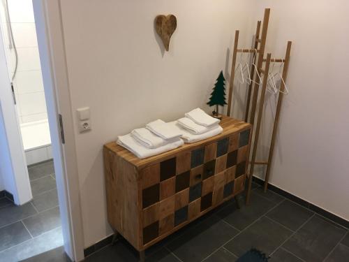 eine Gruppe von vier Handtüchern auf einer Theke in einem Zimmer in der Unterkunft Bobbele Freiburg Zentrum in Freiburg im Breisgau