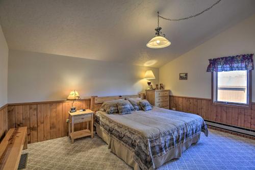 Ένα ή περισσότερα κρεβάτια σε δωμάτιο στο Cabin by Rio Grande - 19 Mi to Wolf Creek!