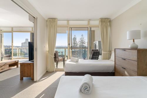 Habitación de hotel con 2 camas y balcón en Northpoint Apartments en Port Macquarie