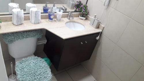 ein Bad mit einem Waschbecken und einem WC in der Unterkunft Condominio Mar Egeo Iquique in Iquique
