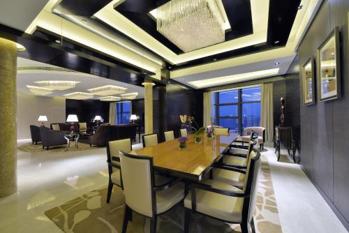 a dining room with a table and chairs at Kempinski Hotel Taiyuan in Taiyuan