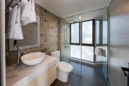 Phòng tắm tại Bespoke Villa Hoian