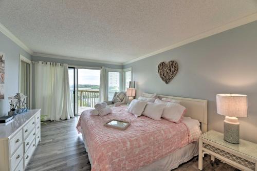 Afbeelding uit fotogalerij van Bright Emerald Isle Condo with Private Beach Access! in Emerald Isle