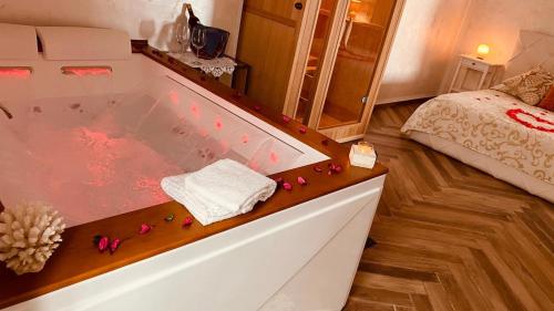 een badkamer met een groot bad gevuld met water bij B&B Blu Infinito in Salerno