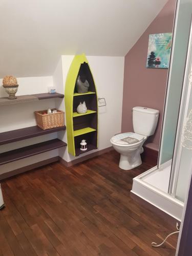 a bathroom with a toilet and a sink at 18 châteaux et Beauval sur un rayon de 30 km in Saint-Georges-sur-Cher