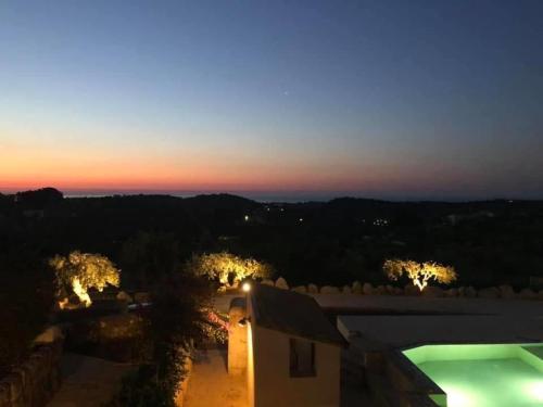 - Vistas a la puesta de sol de una piscina por la noche en Cristina & Margot, en Noto
