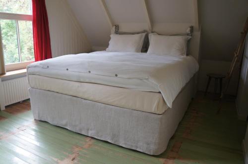 A bed or beds in a room at Pastorie De Waal