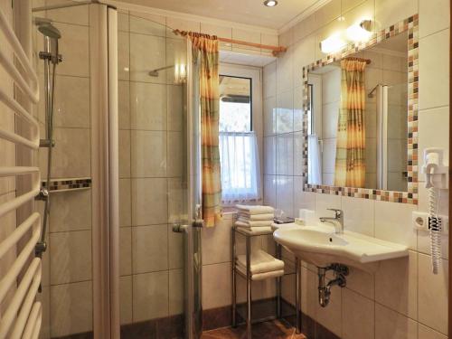 een badkamer met een wastafel en een douche bij Schieplechnerhof in Schladming
